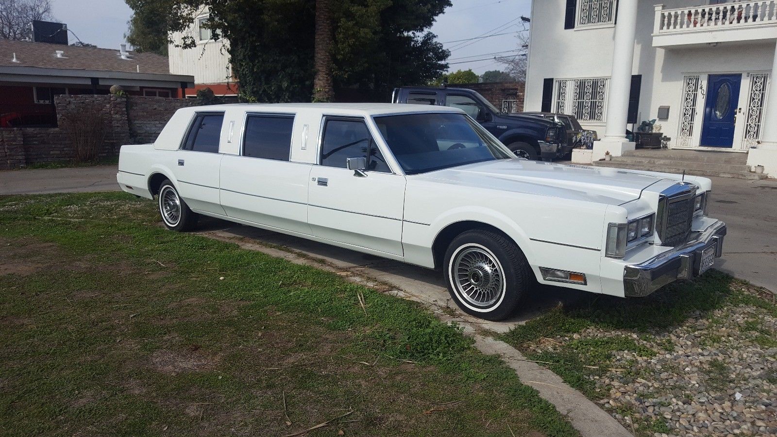 Lincoln town car limo