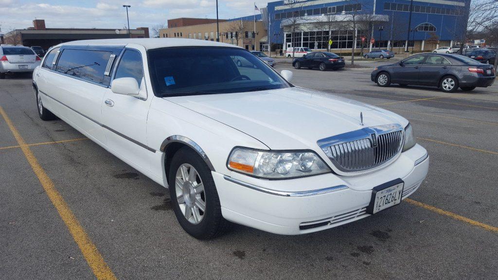 needs nothing 2008 Lincoln Town Car limousine