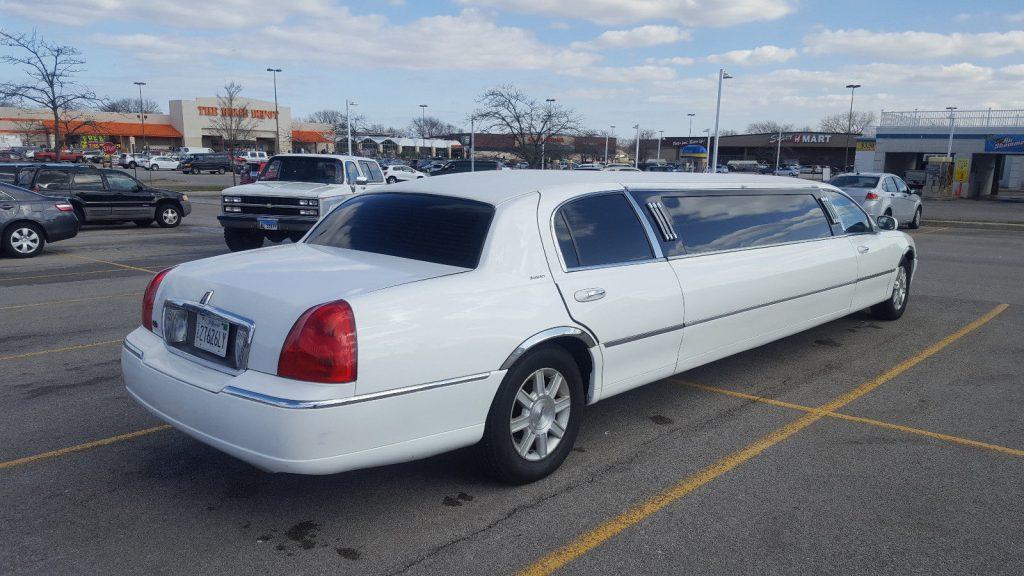 needs nothing 2008 Lincoln Town Car limousine