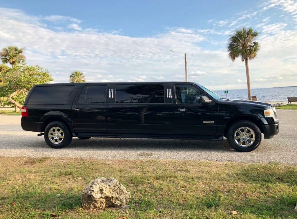 Runs and drives great 2007 Ford Expedition Krystal limousine