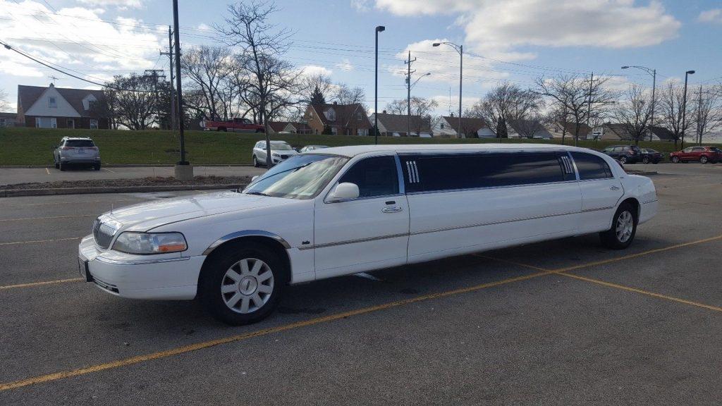 beautiful 2008 Lincoln Town Car limousine