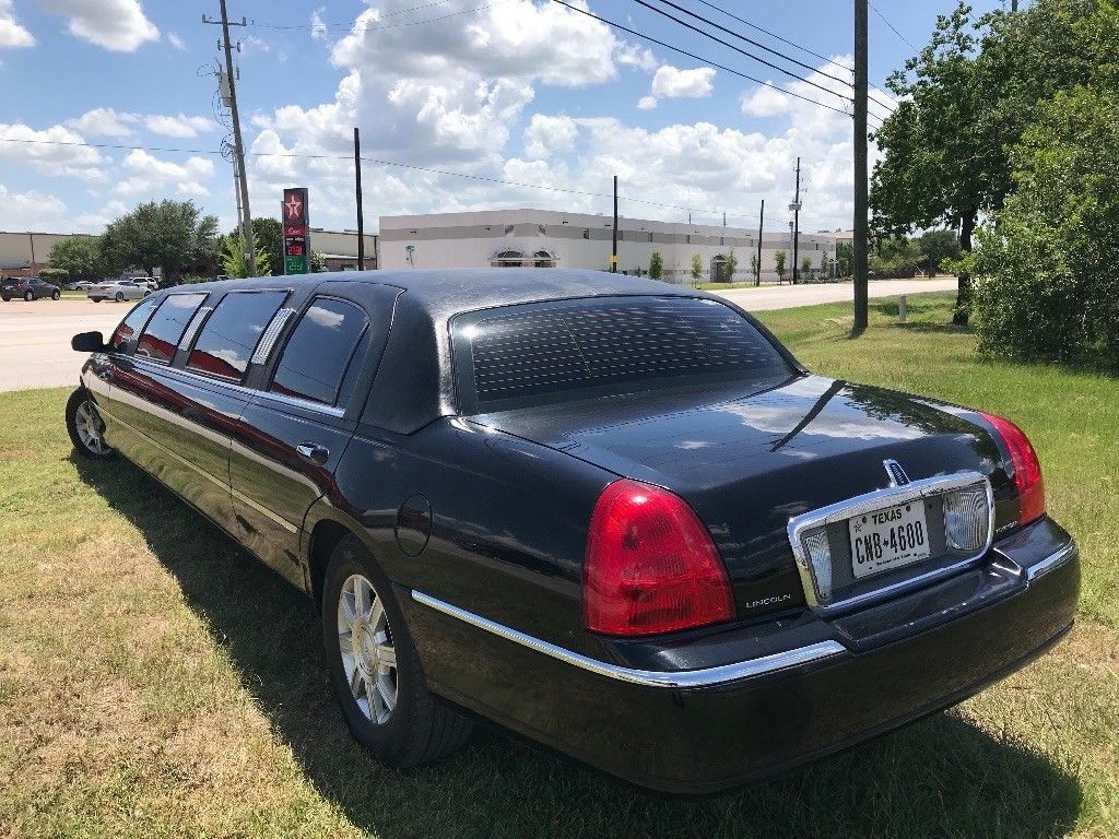 Great Condition 2006 Lincoln Town Car 120 inch Stretch limousine
