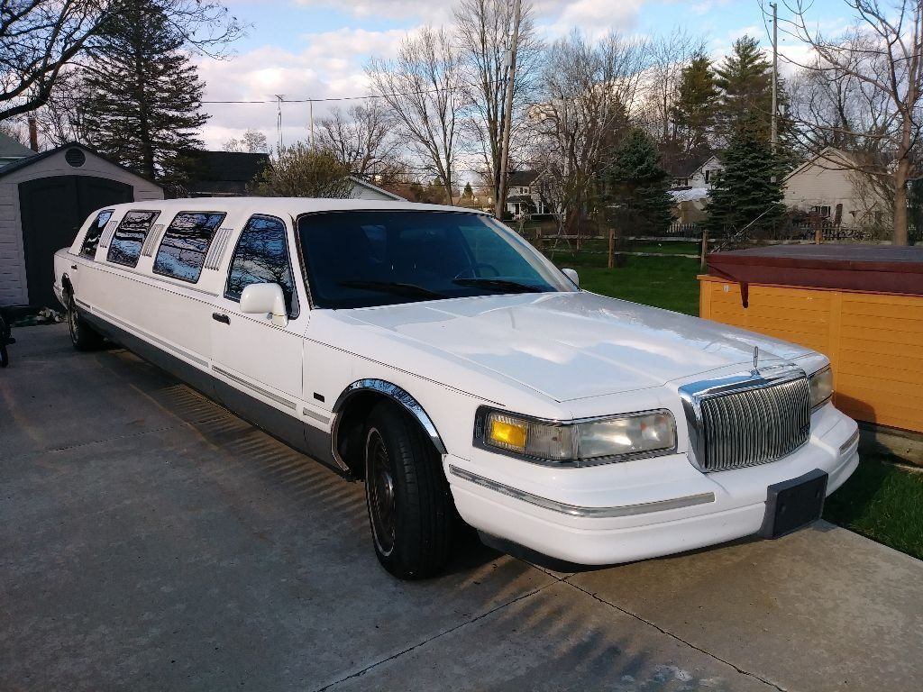 loaded 1996 Lincoln Town Car Limousine