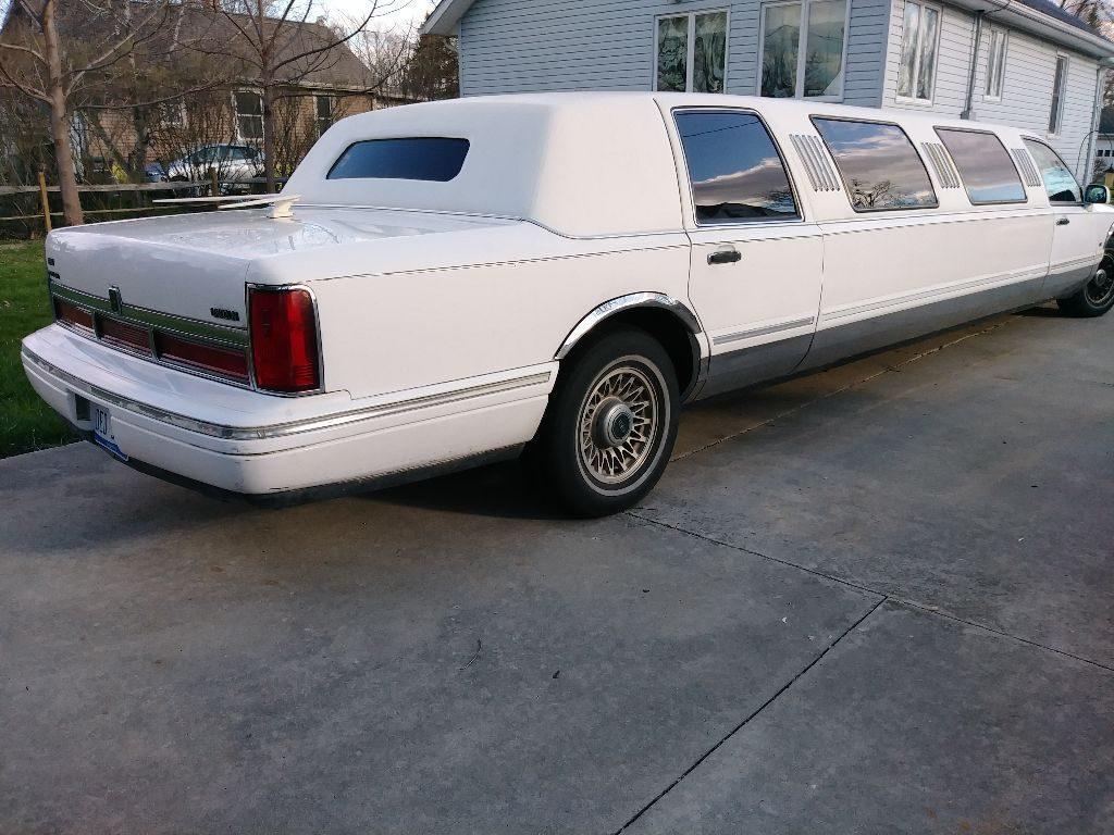 loaded 1996 Lincoln Town Car Limousine