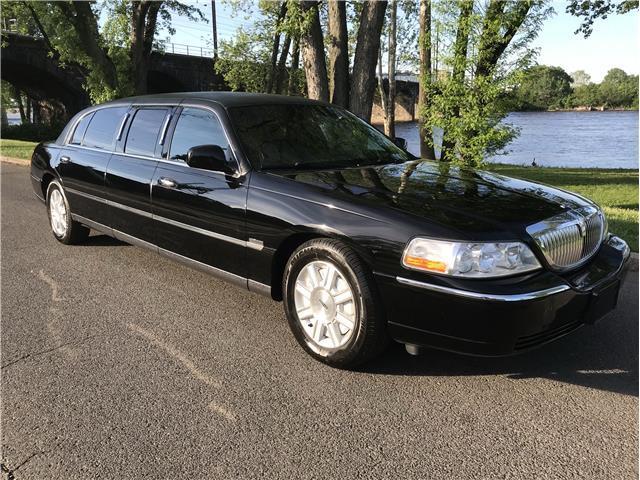 LOW MILEAGE 2010 Lincoln Town Car Limited Edition LIMOUSINE