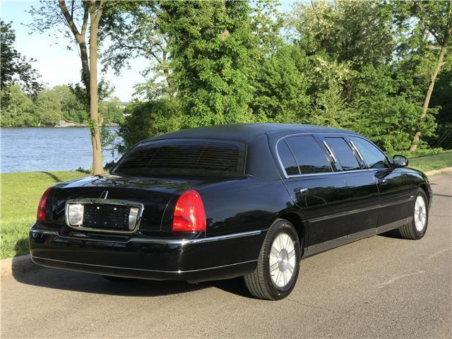 LOW MILEAGE 2010 Lincoln Town Car Limited Edition LIMOUSINE