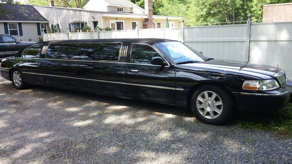 extra stretch 2006 Lincoln Town Car limousine