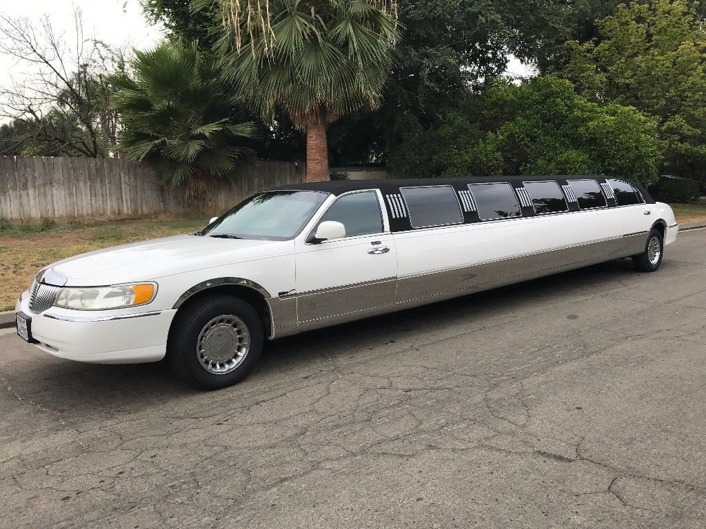 Как выглядит длинная машина rare 2000 Lincoln Town Car 14 Passenger Limousine for sale