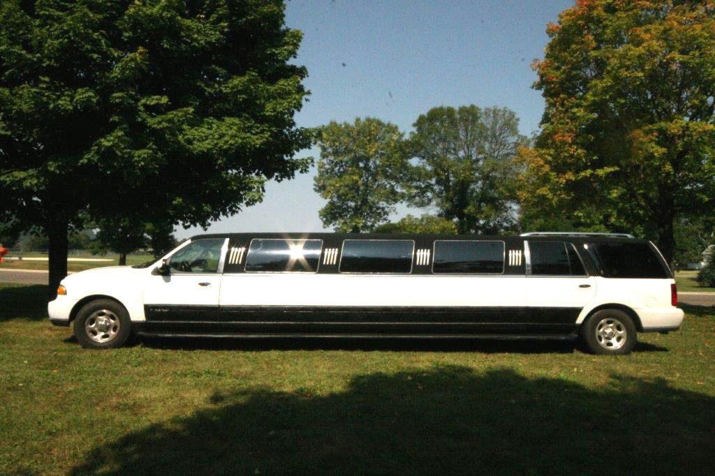 loaded 2000 Lincoln Navigator Limousine