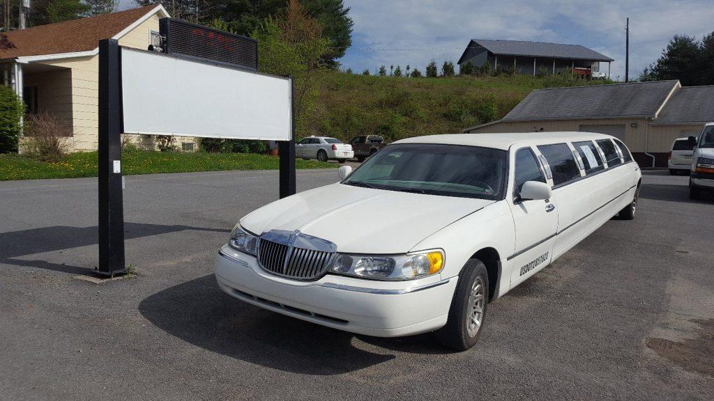 many new parts 2000 Lincoln Town Car Limousine