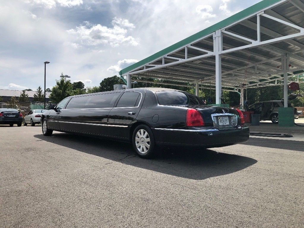 loaded 2005 Lincoln Town Car Executive Limousine