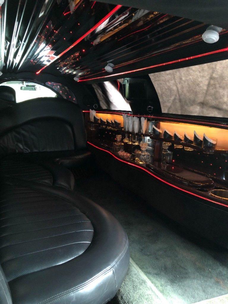 loaded 2005 Lincoln Town Car Executive Limousine