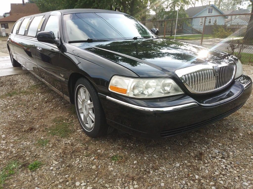 Extra clean 2006 Lincoln Town Car Limousine