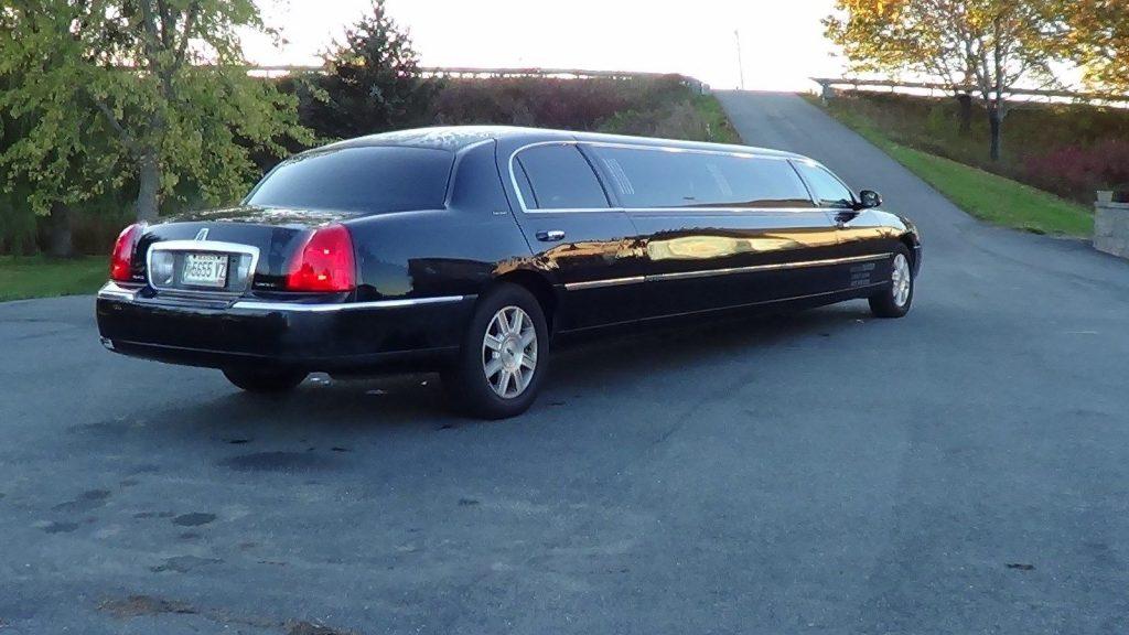 great running 2006 Lincoln Town Car limousine
