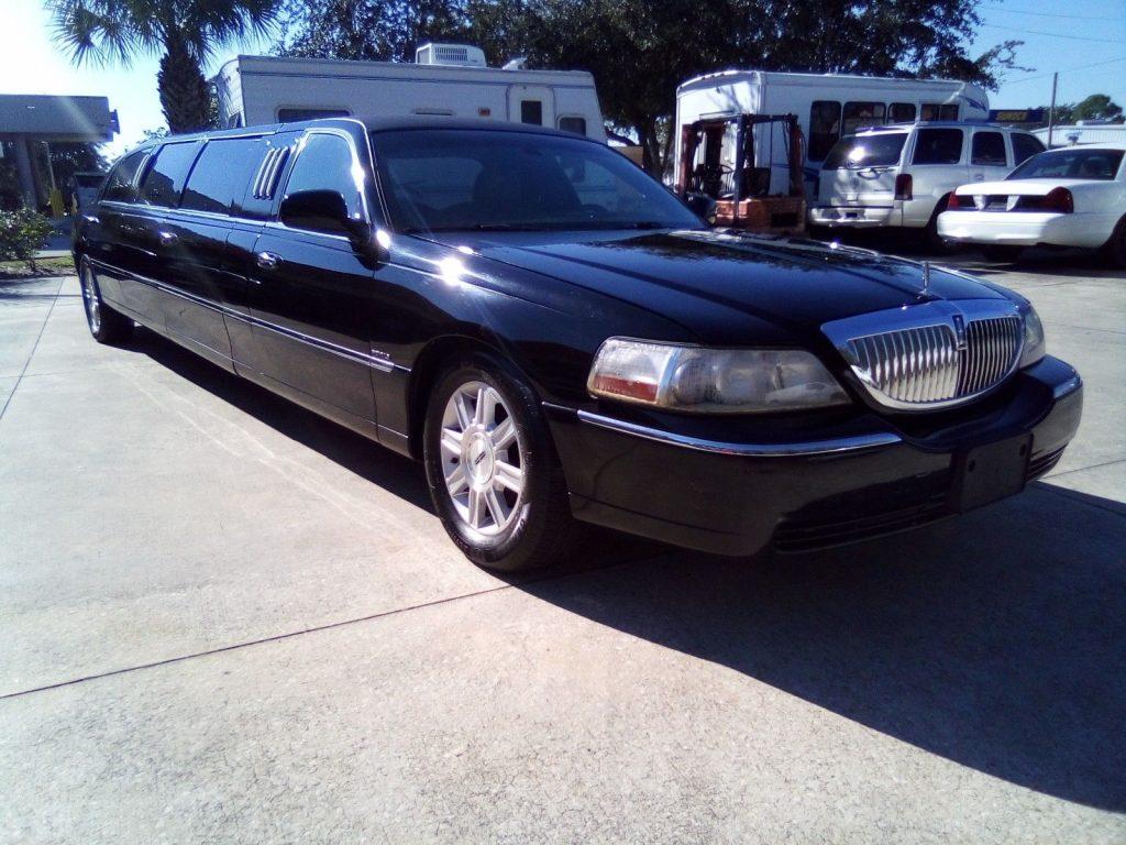 loaded 2006 Lincoln Town Car ROYAL Limousine
