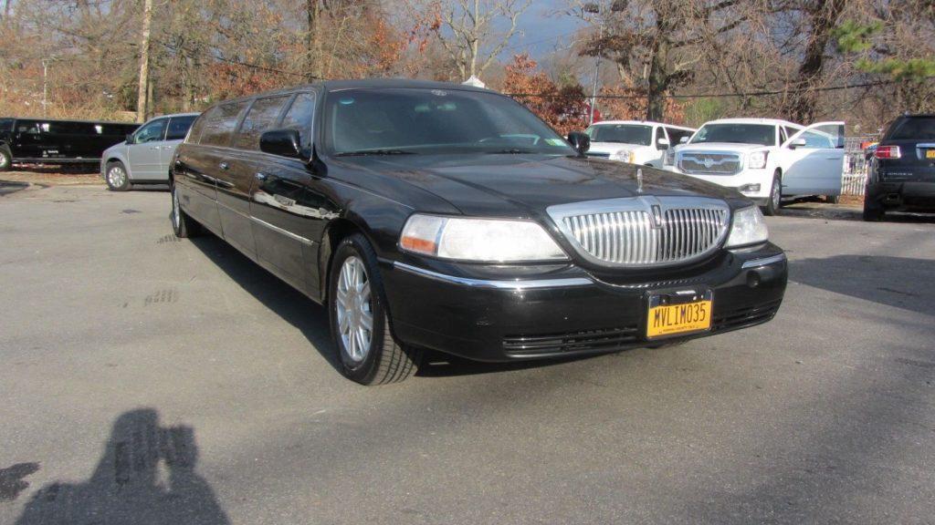 well optioned 2007 Lincoln Town Car Executive limousine