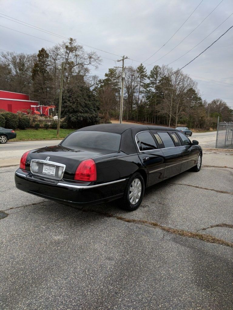 custom 2006 Lincoln Town Car limousine