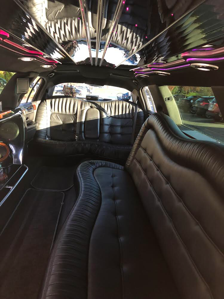 very nice 2011 Lincoln Town Car limousine