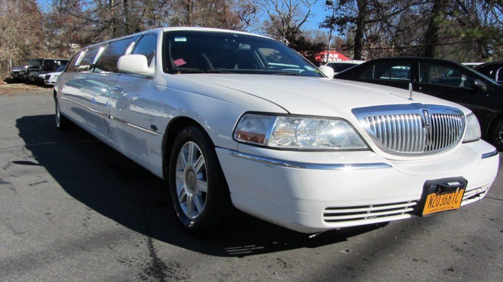 well working 2009 Lincoln Town Car limousine