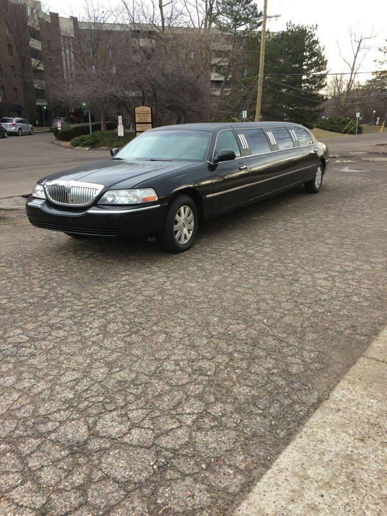 great running 2003 Lincoln Town Car Limousine