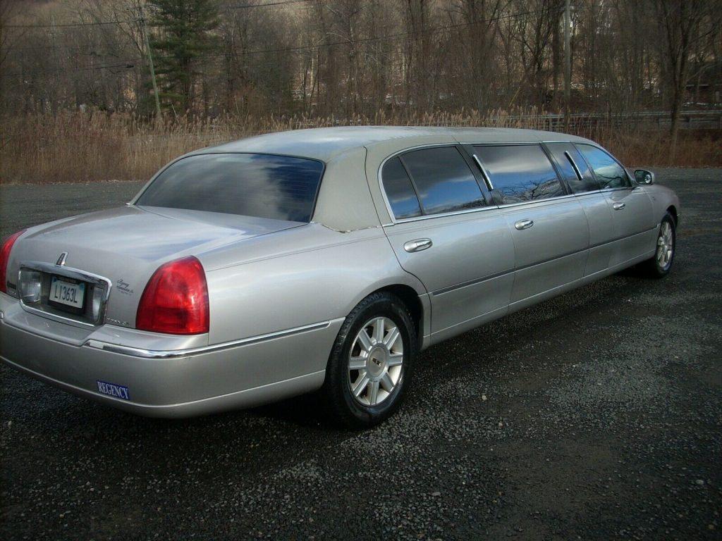 needs nothing 2011 Lincoln Town Car Limousine