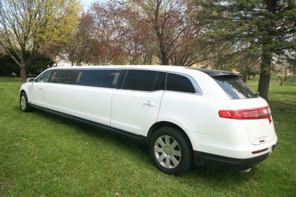 excellent shape 2015 Lincoln Town Car MKT limousine