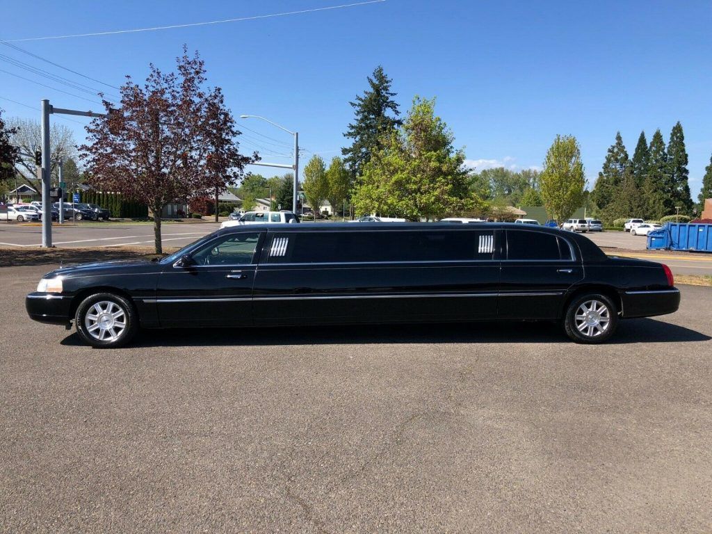 well serviced 2006 Lincoln Town Car Limousine