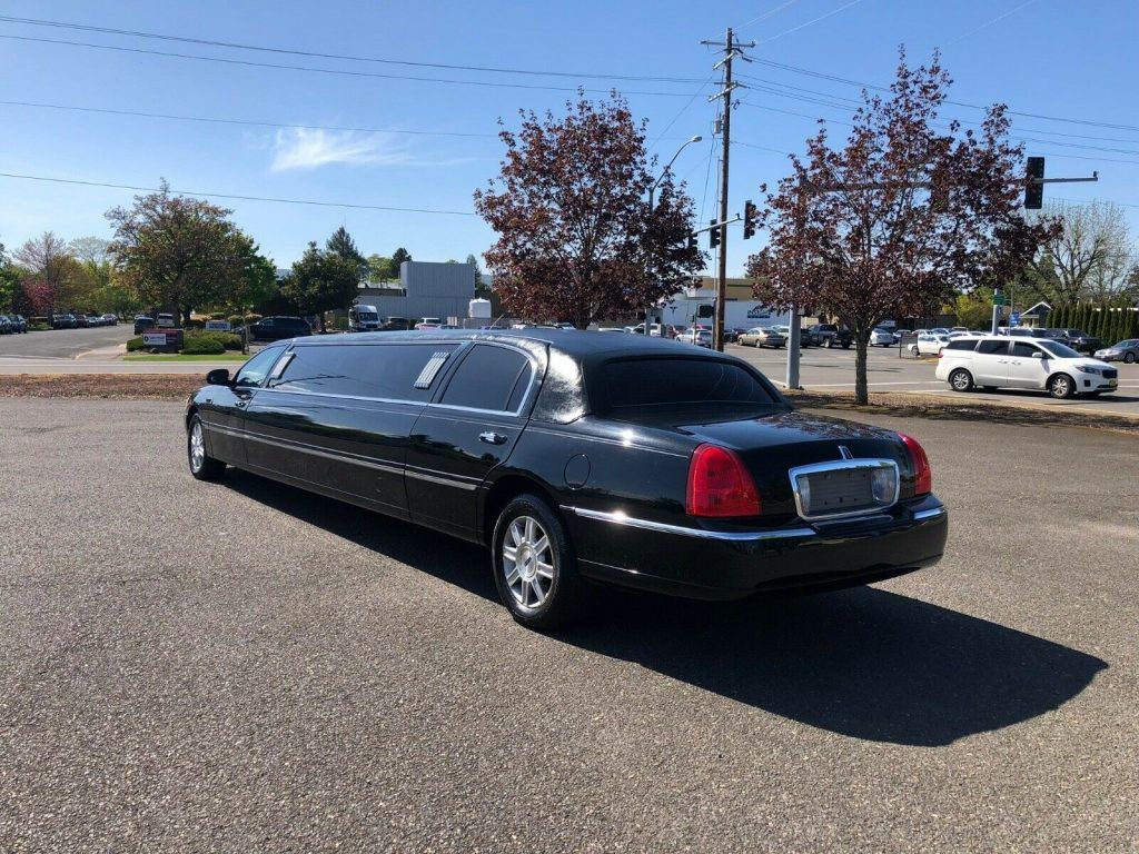 well serviced 2006 Lincoln Town Car Limousine