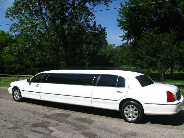 well maintained 2010 Lincoln Town Car limousine
