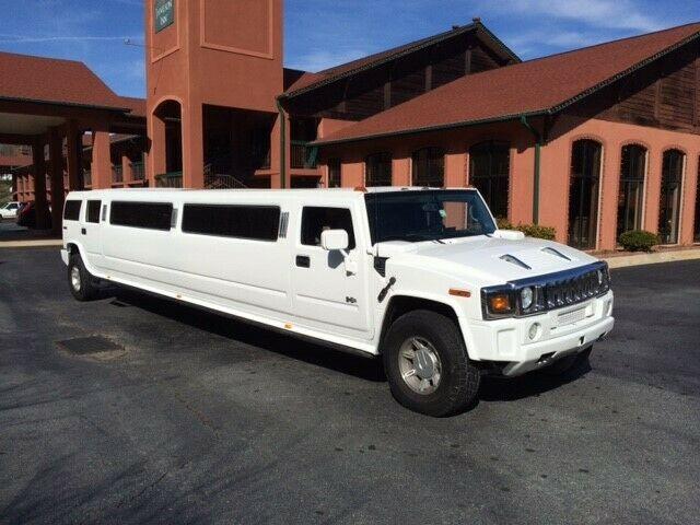 new Paint and vinyl top 2005 Hummer H2 Limousine