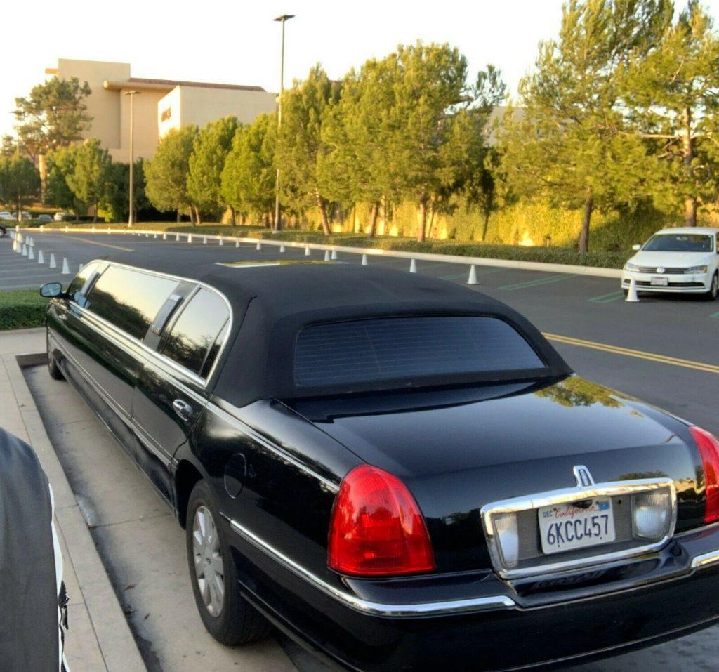 well equipped 2005 Lincoln Town Car Executive L limousine