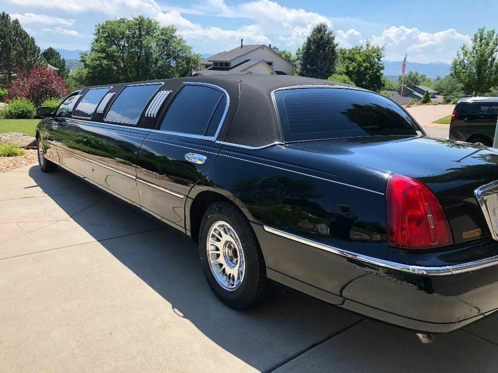 well serviced 2002 Lincoln Town Car Springfield Coach limousine