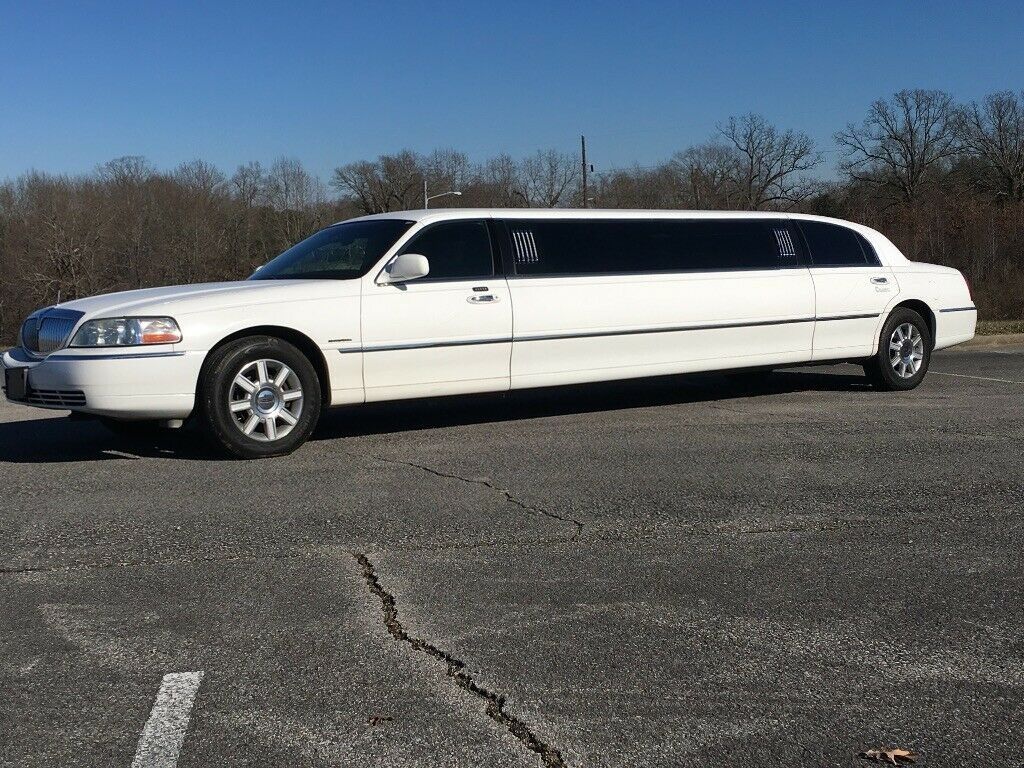 very nice 2006 Lincoln Town Car Limousine