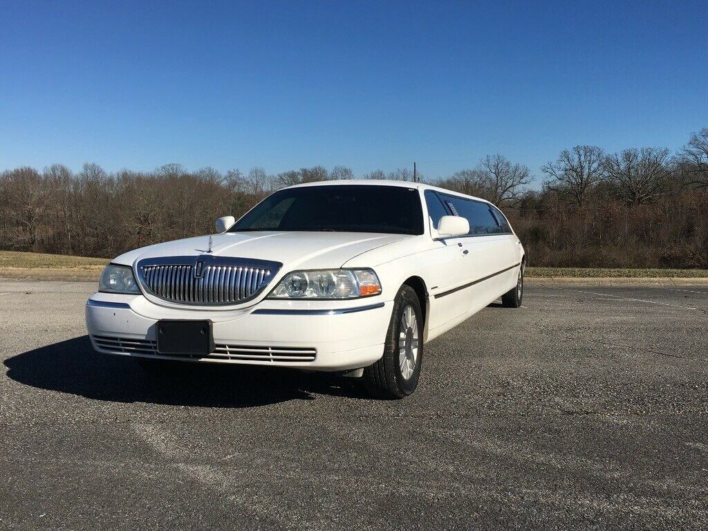 very nice 2006 Lincoln Town Car Limousine