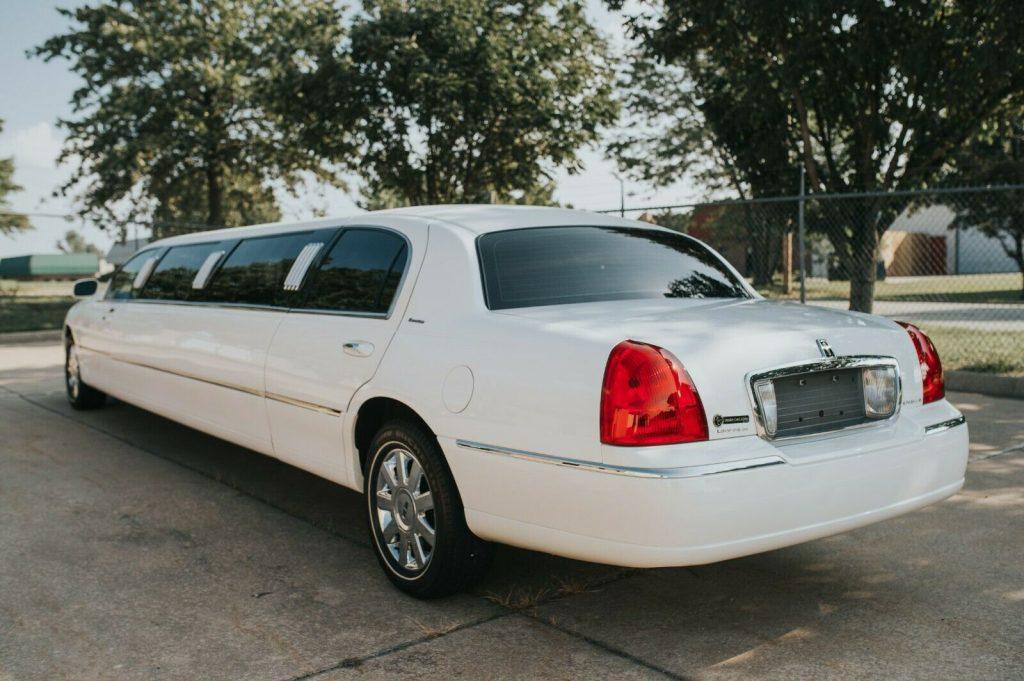 extra options 2003 Lincoln Town Car Limousine
