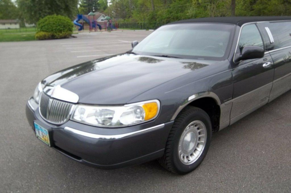 well maintained 2000 Lincoln Town Car Executive Limousine