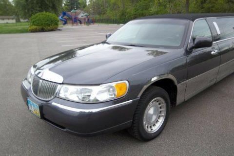 well maintained 2000 Lincoln Town Car Executive Limousine for sale