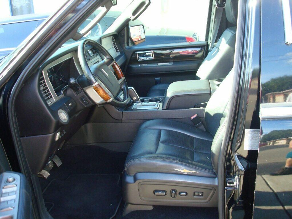 small imperfections 2008 Lincoln Navigator Limousine
