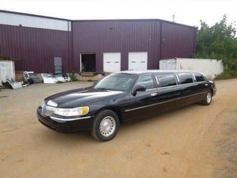clean 2000 Lincoln Town Car Signature limousine for sale