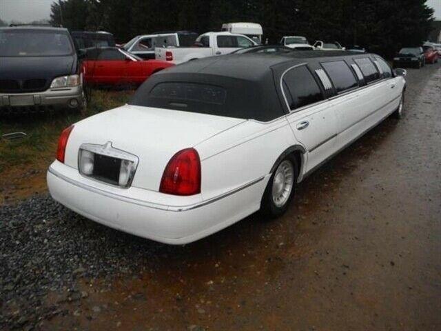 solid 2000 Lincoln Town Car LIMOUSINE