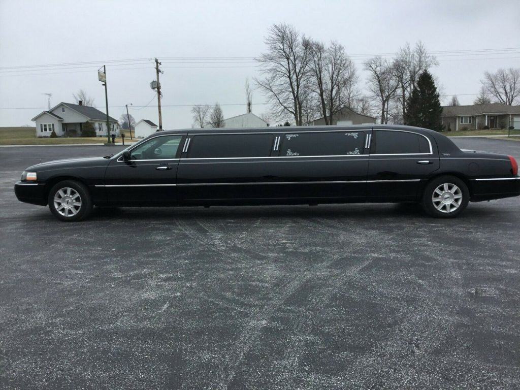 great looking 2007 Lincoln Town Car limousine