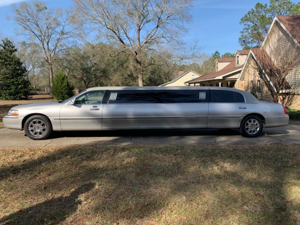 many extras 2010 Lincoln Town Car Limousine