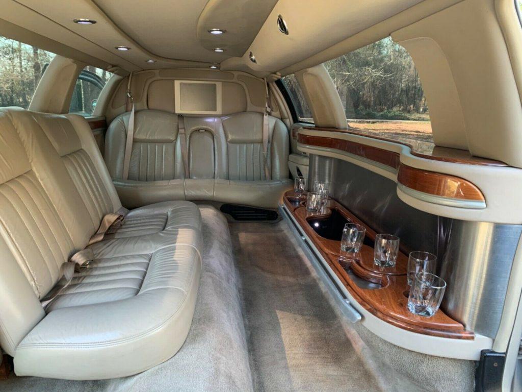 many extras 2010 Lincoln Town Car Limousine