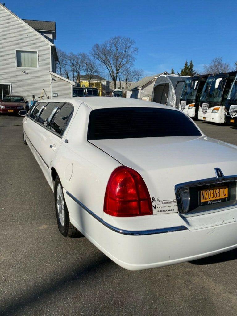 well optioned 2009 Lincoln Town Car White limousine