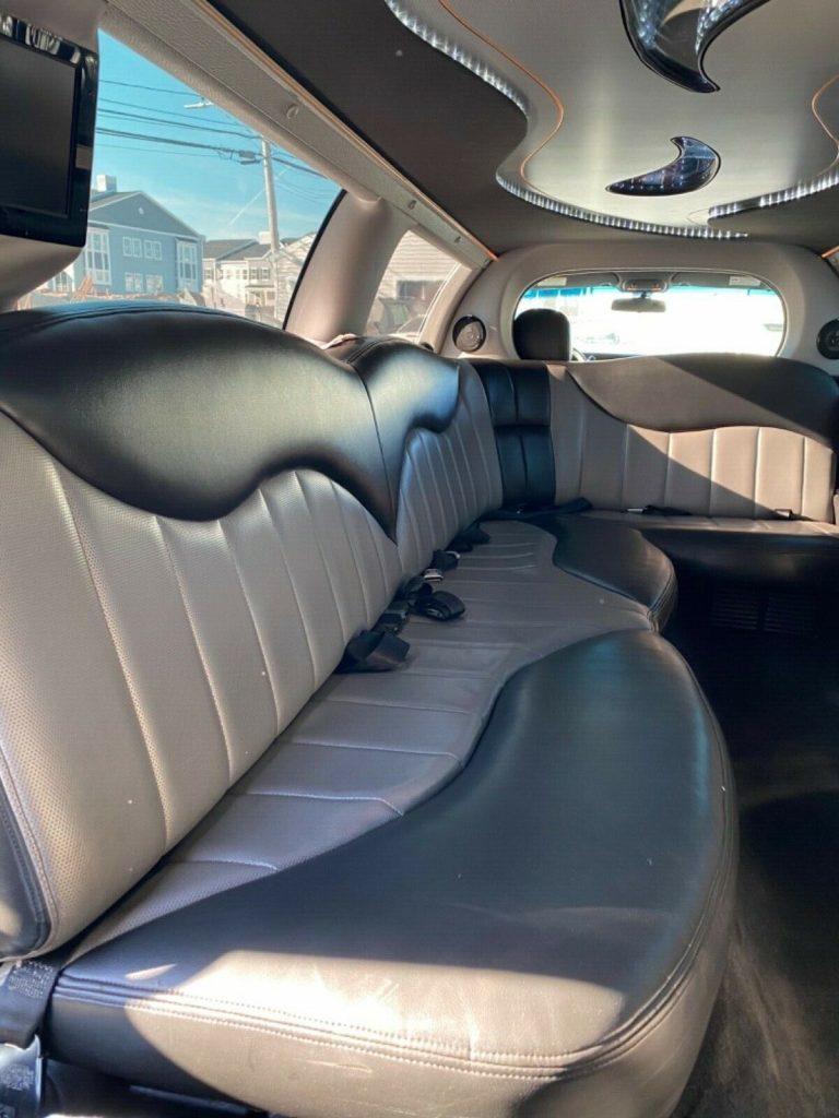 well optioned 2009 Lincoln Town Car White limousine