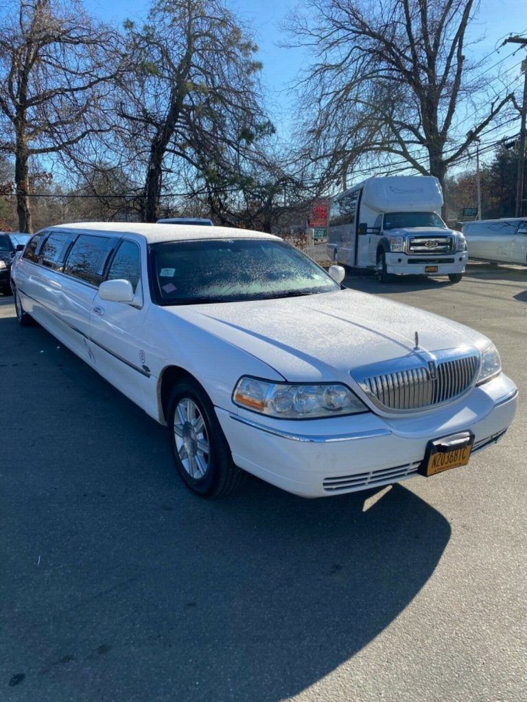 well miantained 2009 Lincoln Town Car White limousine