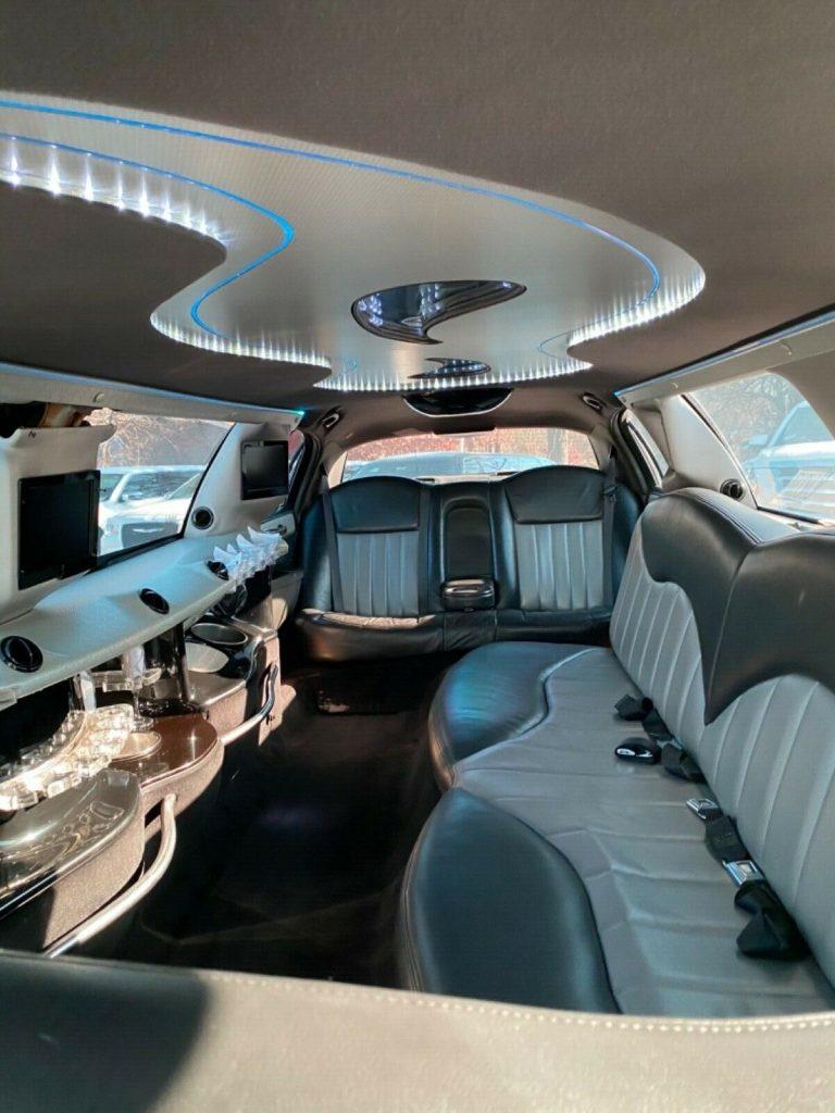 well miantained 2009 Lincoln Town Car White limousine