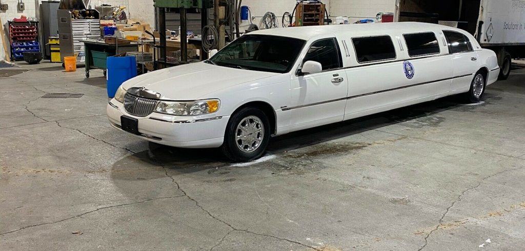 minor blemishes 2001 Lincoln Town Car limousine