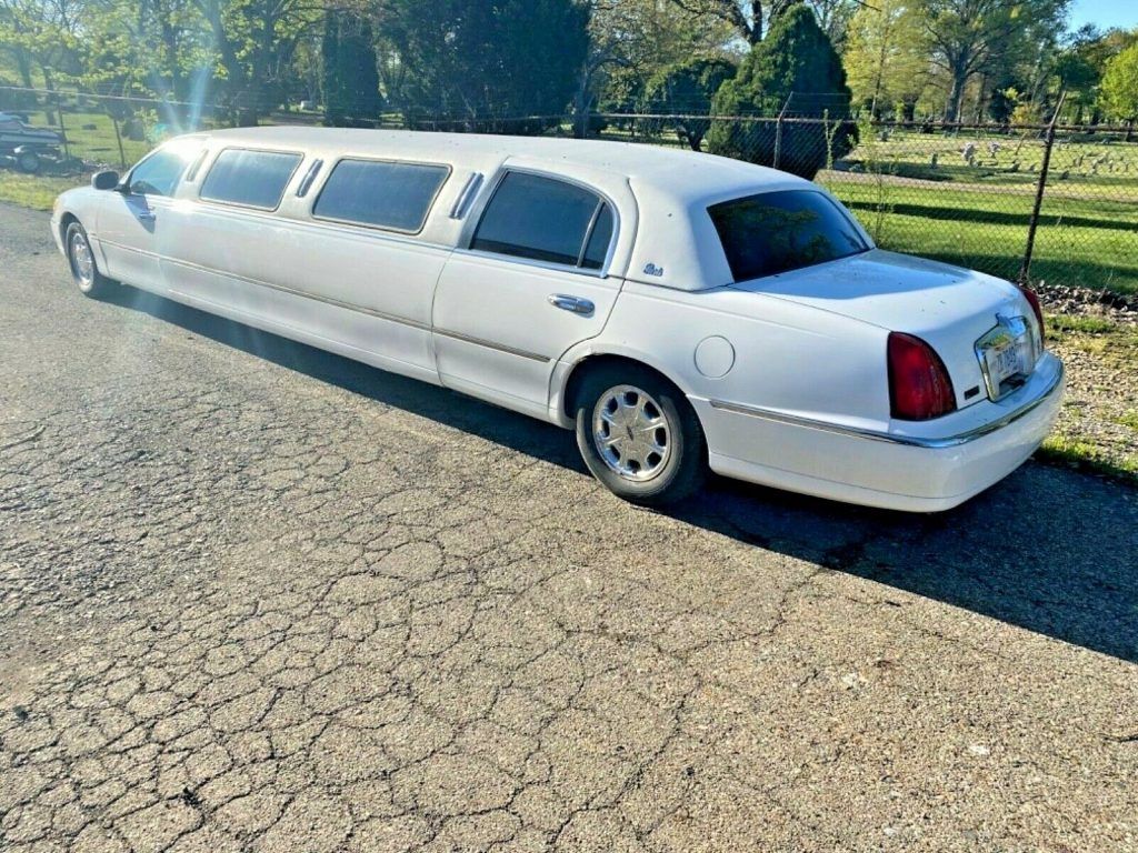 minor blemishes 2001 Lincoln Town Car limousine