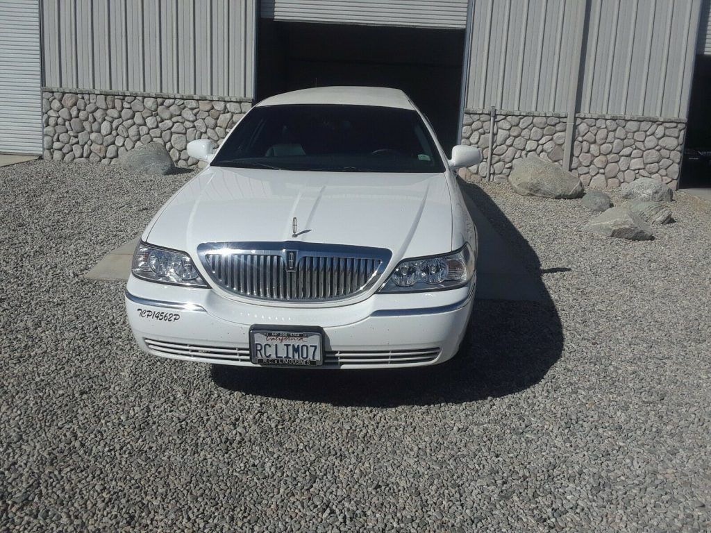solid 2005 Lincoln Town Car Limousine